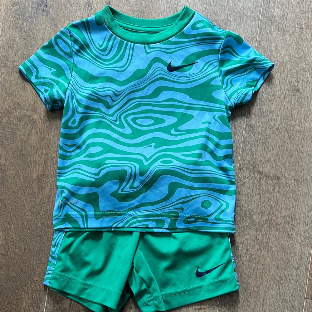 EUC 2T Nike Dri-fit Blue and Green Short Set